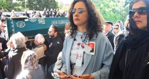 Meltem Cumbul, eniştesinin ölümünü duyurdu! Cenaze töreni için çiçek istemedi..