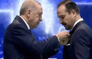 Meral Akşener’in sağ kolu Kürşad Zorlu’nun AKP rozetini Cumhurbaşkanı taktı!