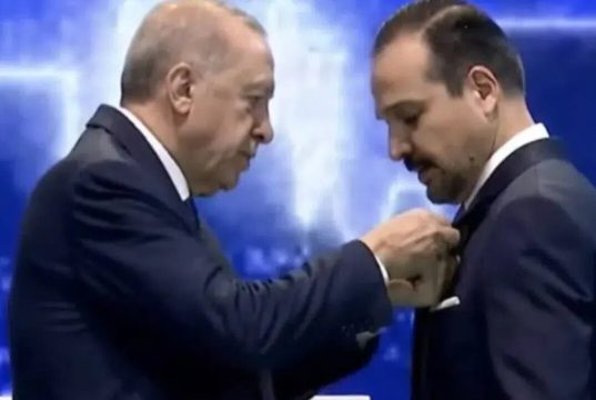 Meral Akşener’in sağ kolu Kürşad Zorlu’nun AKP rozetini Cumhurbaşkanı taktı!